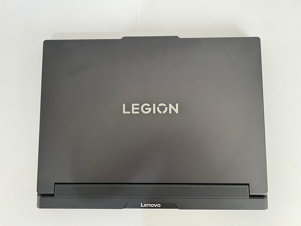 Lenovo Legion Pro 7i – U9 275HX / 32GB DDR5 / 1TB Gen5 / RTX 5090 24GB / OLED 240Hz