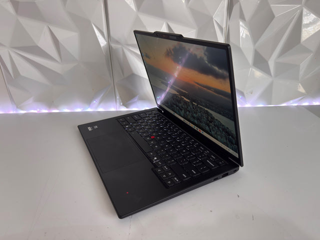 Lenovo X1 Carbon Aura G14 - Intel X7 358H - 64GB RAM - 1TB Gen5 - 2.8K OLED 120Hz