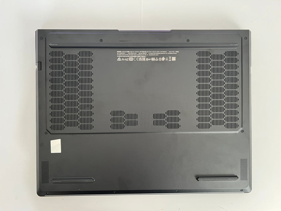Lenovo Legion Pro 7i – U9 275HX / 32GB DDR5 / 1TB Gen5 / RTX 5090 24GB / OLED 240Hz