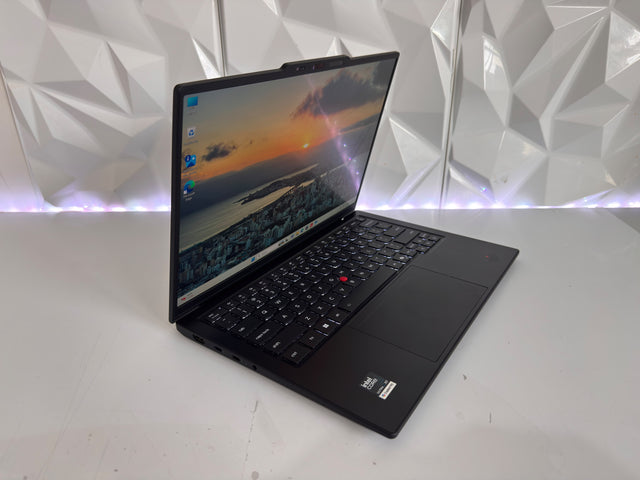 Lenovo X1 Carbon Aura G14 - Intel X7 358H - 64GB RAM - 1TB Gen5 - 2.8K OLED 120Hz