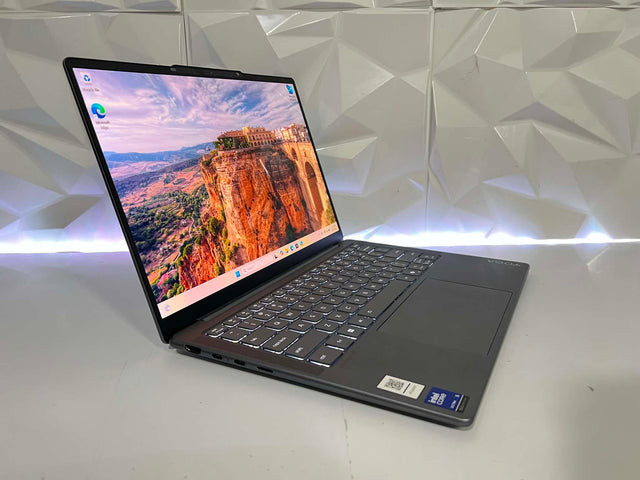 Lenovo Yoga Slim 7i G10 Aura Edition - Ultra 5 228V - 32GB RAM - 1TB SSD - OLED - 1Y WTY