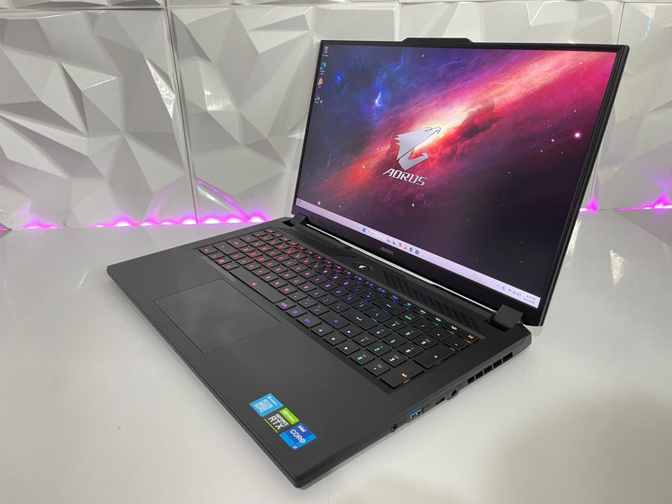 Gigabyte AORUS 17 - i7-12700H - RTX 3080 Ti 16GB - 32GB RAM - 1TB SSD - 360Hz