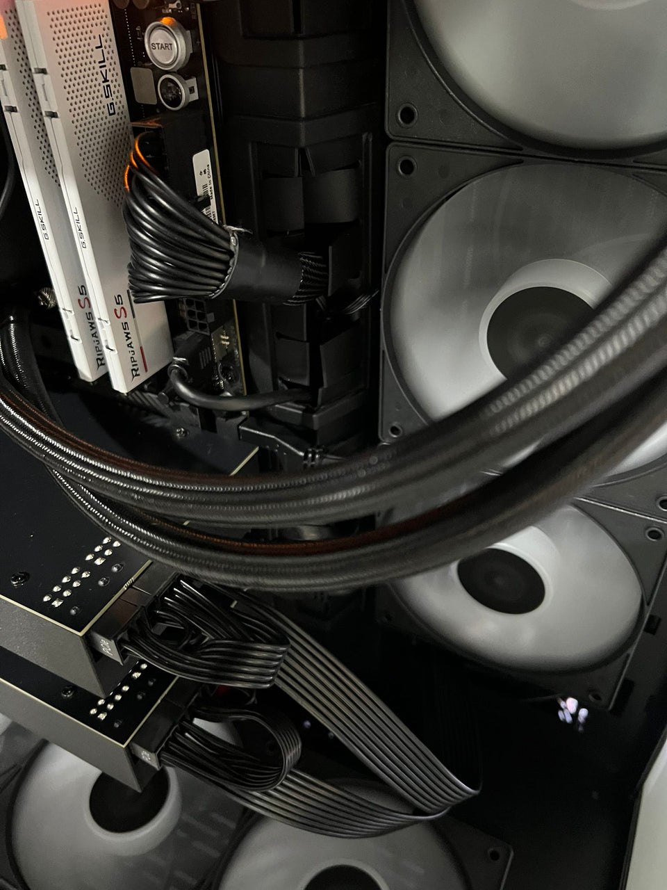 Lian Li AI PC - i9-13900KF - 2 x TESLA V100 | RTX 3090 - 96GB RAM - 1TB - 1500W PSU